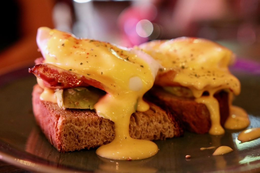 eggs benny with avocado