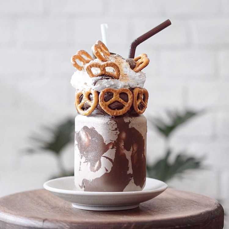 The infamous Pretzella Freakshake (photo: @patissezbkk)