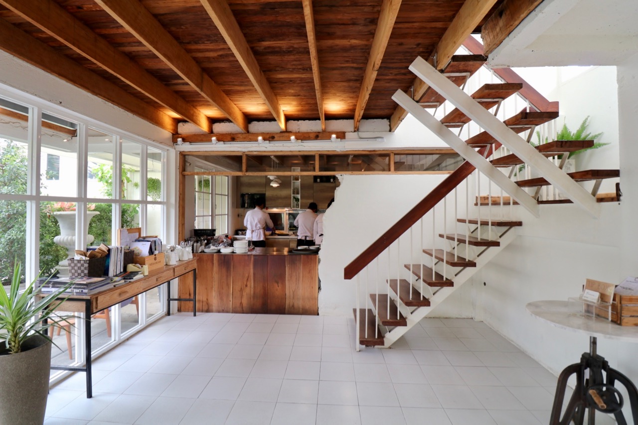 Entrance area with kitchen